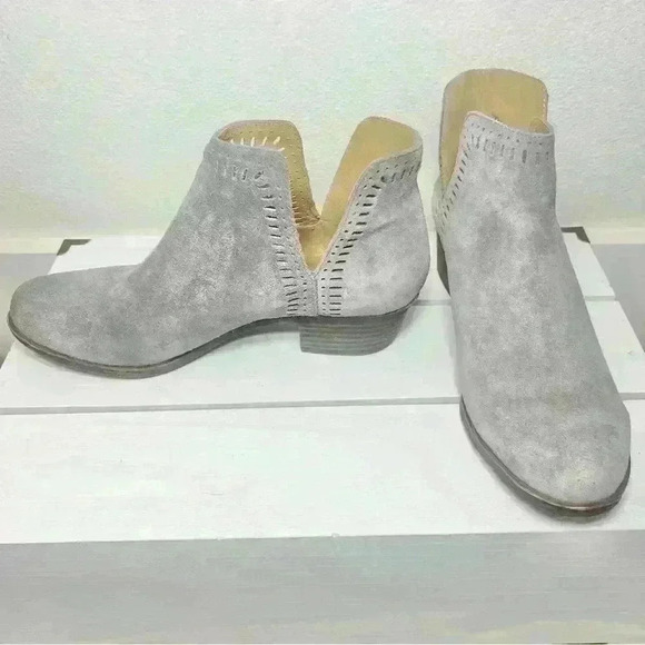 Lucky Brand Women’s Bustina Gray Laser Cut Ankle Booties Boots Size 9.5 M - Picture 3 of 13